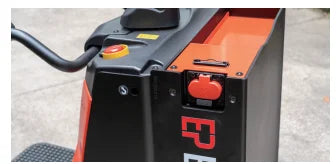 Angetrieben von einer wartungsfreien 24V/205Ah Li-Ionen-Batterie unterstützt der Hubwagen schnelles und opportunes Laden über einen externen Stecker. Dies eliminiert Ausfallzeiten und maximiert die Produktivität in Mehrschichtbetrieben.