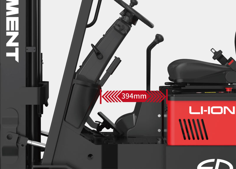 Durch die kompakte Größe des EP Lithium-Akkus und die ergonomische Anordnung der Bedienelemente sowie des Fußbremspedals bietet der kleine Stapler einen großzügigen Beinfreiheit von 394 mm und gewährleistet den besten Bedienkomfort.
