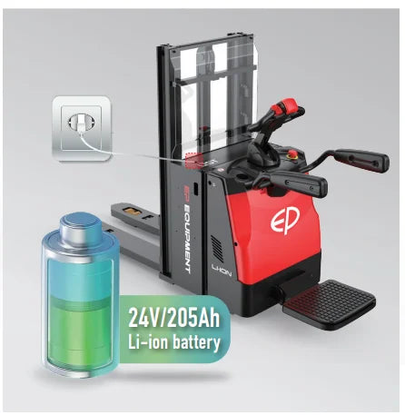 Die 24-Volt-Lithium-Ionen-Batterie mit 205 Ah Kapazität und integriertem 30-A-Ladegerät ermöglicht Zwischenladungen während des laufenden Betriebs und erhöht die Verfügbarkeit des Fahrzeugs. Optional steht ein externes 100-A-Schnellladegerät zur Verfügung, das die Ladezeit auf rund zwei Stunden reduziert und längere Einsatzzeiten unterstützt.