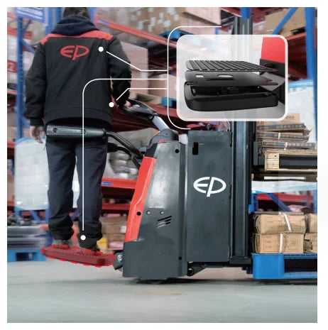 Die gefederte, klappbare Fahrerplattform und die elektrische Servolenkung entlasten den Bediener bei längeren Fahrstrecken. Eine automatische Geschwindigkeitsreduzierung in Kurven, die ergonomisch gestaltete Deichsel sowie der transparente Mastschutz unterstützen ein sicheres und komfortables Arbeiten im täglichen Lagerbetrieb.