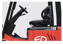 Trotz seines kompakten Rahmens bietet der EFL181 mehr Beinfreiheit für eine verbesserte Ergonomie des Bedieners. Der kleine Wendekreis von 1.920 mm und die schmale Gesamtbreite von 1.080 mm machen ihn ideal für enge Räume und gemischte Innen-/Außeneinsätze.