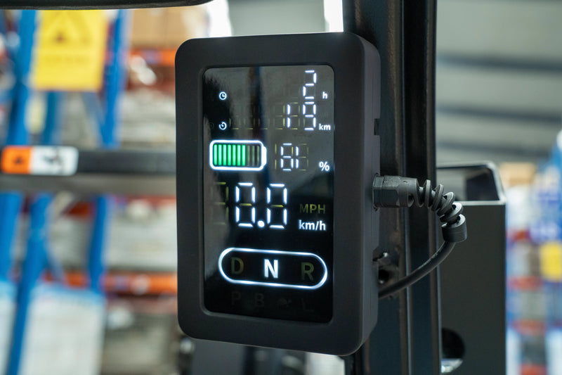 Ein hochauflösendes LED-Display informiert die Bediener auf einen Blick über Batterie-, Geschwindigkeits- und Betriebsstatus, was das Bewusstsein und die Effizienz verbessert.