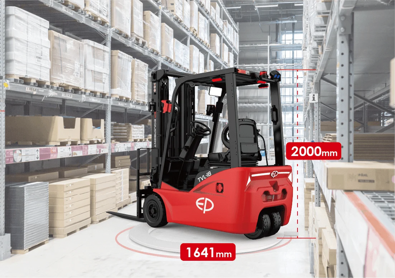 Mit einer Gesamthöhe von weniger als 2.000 mm ist der TVL182/202 für einen nahtlosen Betrieb in beengten Räumen wie Containern, Tiefgaragen und Lagerhäusern mit niedrigen Decken konzipiert. In Kombination mit einem engen Wendekreis von nur 1.641 mm (TVL182) bietet dieser kompakte Gabelstapler Agilität, die es den Bedienern ermöglicht, effizient abzuholen und zu stapeln in Bereichen, in denen herkömmliche Gabelstapler einfach nicht passen.