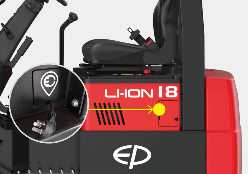 Der Gabelstapler der TVL-Serie wird mit einer EP Li-Ion-Batterie und einem 35A einphasigen integrierten Ladegerät mit 16 A Stecker geliefert, das es ermöglicht, den Gabelstapler an jedem Stromanschluss aufzuladen (außer 10A und 13A Haushaltssteckdosen in der Schweiz und England).