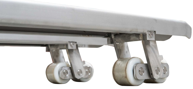 Mit einer Tragfähigkeit von 2.000 kg eignet sich der Hubwagen für den Transport schwerer Paletten im täglichen Lagerbetrieb. Nylon-Lenkräder und Tandemlastrollen sorgen für einen leichtgängigen Lauf und eine gleichmäßige Lastverteilung auf glatten Industrieböden.