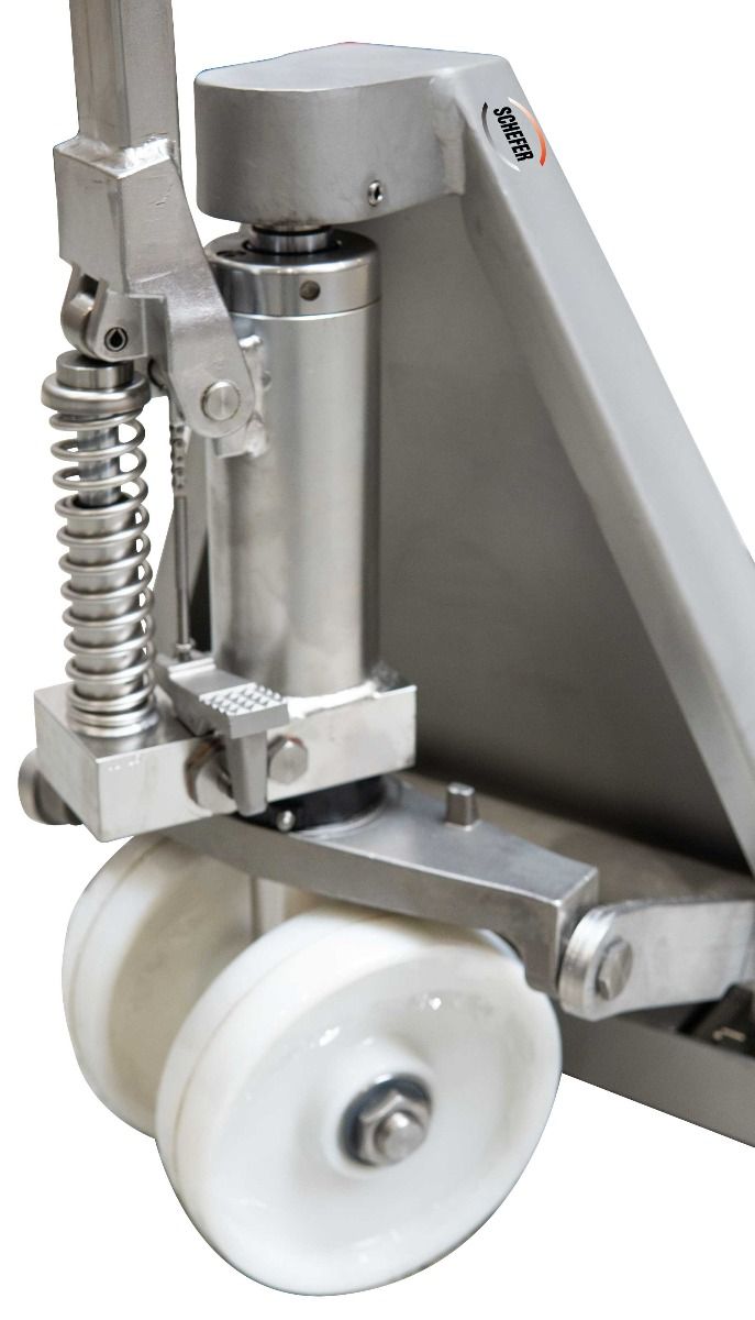 Das verwendete NSF-H1-zertifizierte Hydrauliköl ist für den Kontaktbereich in lebensmittelnahen Anwendungen zugelassen. In Kombination mit der korrosionsbeständigen Edelstahlkonstruktion kann der Hubwagen in hygienesensiblen Produktions- und Lagerumgebungen eingesetzt werden.
