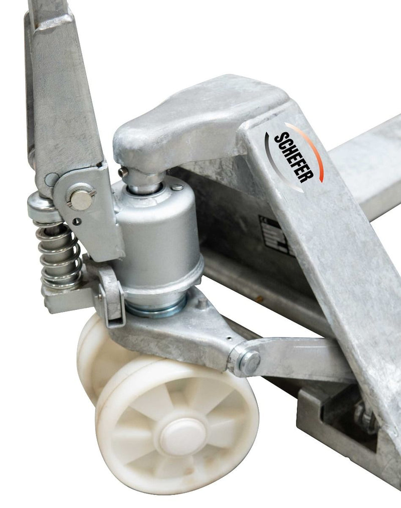 Nylon-Lenkräder und Tandem-Nylonlastrollen sorgen für einen geringen Rollwiderstand auf glatten Industrie- und Lagerböden. Dadurch lassen sich auch schwere Lasten kontrolliert und mit geringem Kraftaufwand bewegen.