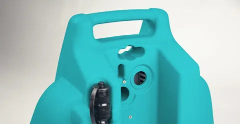 REINIGUNGSFREUNDLICHER SCHMUTZWASSERTANK
Der Tank mit integriertem Handgriff lässt sich einfach entfernen und leicht handhaben, sodass er überall leicht und sicher befüllt, entleert und gereinigt werden kann.
