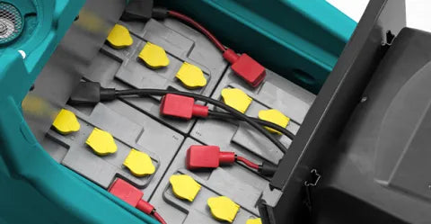 OPTIMIERTER VERBRAUCH
Die Akkus der Scheuersaugmaschinen E75 ermöglichen dank des optimierten Energieverbrauchs eine ununterbrochene Arbeitsautonomie von bis zu 4 Stunden.