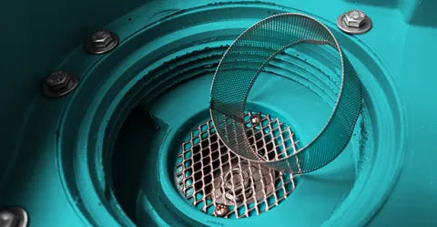 LEISTUNGSSTARKER UND GERÄUSCHARMER SAUGMOTOR
Der leistungsstarke Saugmotor ist besonders geräuscharm, was vor allem in lärmempfindlichen Umgebungen wie Pflegeheimen und Krankenhäusern geschätzt wird.