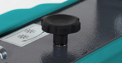 Die Hauptkehrwalze der Kehrmaschine lässt sich für einen angemessenen Bodenanpressdruck durch Drehen des spezifischen Knopfes heben und senken. Dies sorgt dafür, dass sie jedem mehr oder weniger unebenen Boden und jeder Art von Schmutz angepasst werden kann.